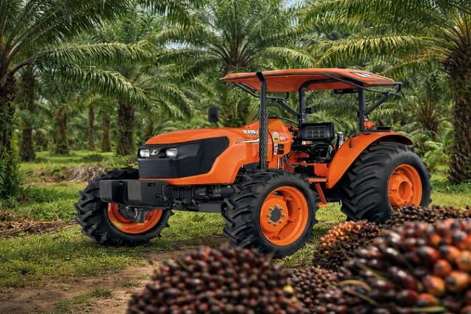 
 Traktor Roda Empat Bantu Akses Lahan Sulit di Perkebunan Sawit